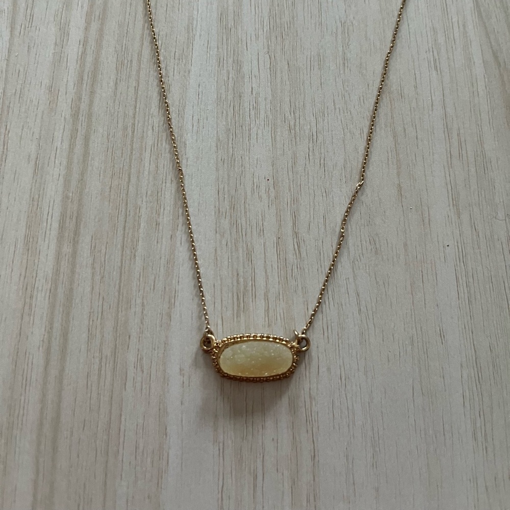 Gold necklace with chrystal detail